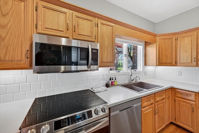 Building Photo - 205 Club Villa Dr W