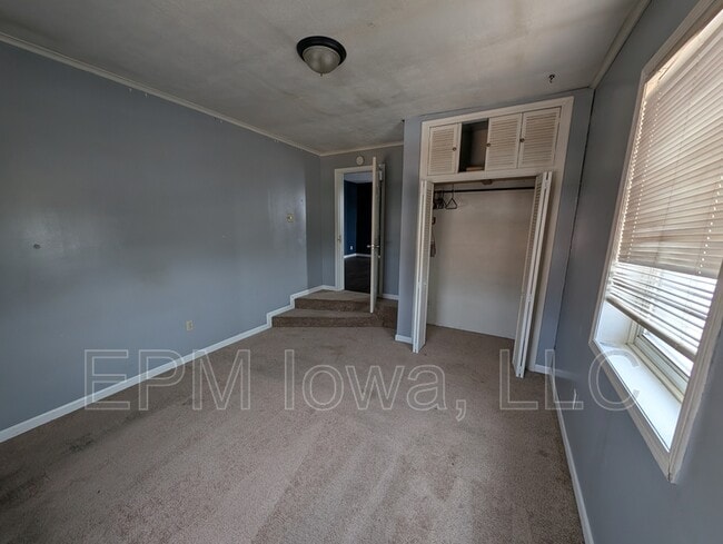 Building Photo - 105 1st St E