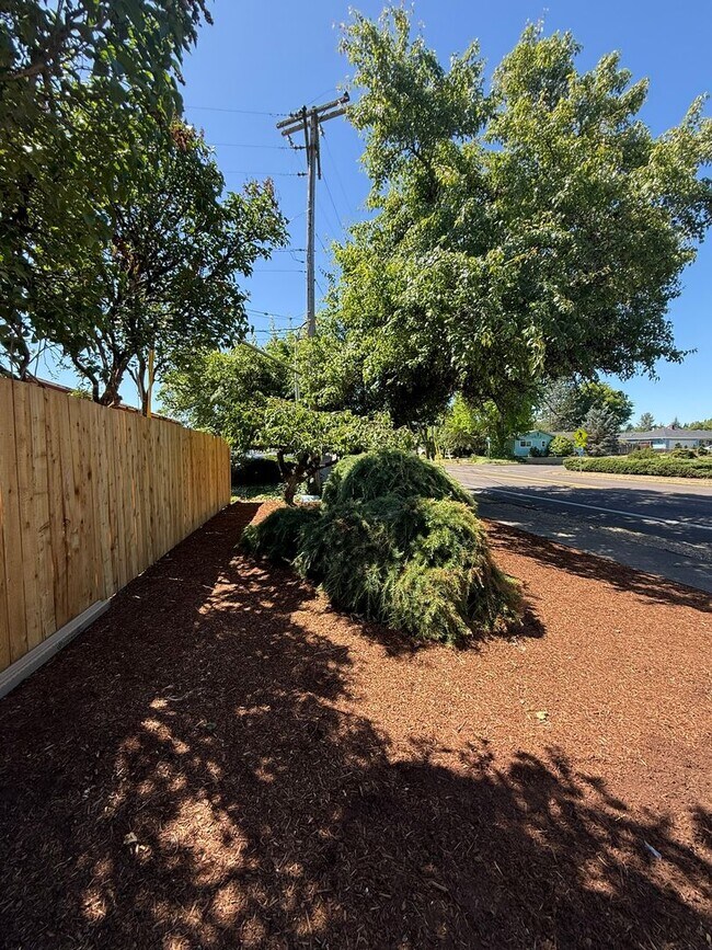 Building Photo - Stunning Pet Friendly Three Bedroom Corval...