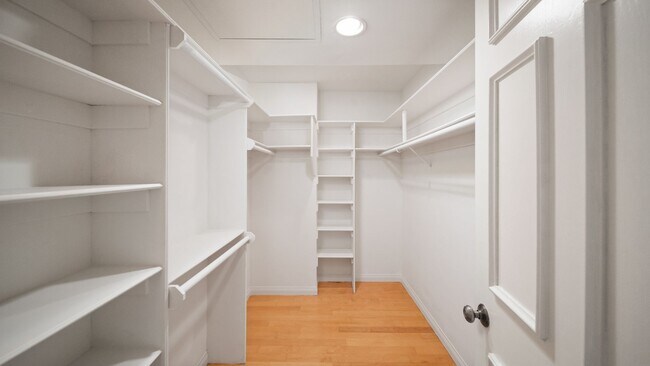 Building Photo - 2 bedroom 2.5 bathroom