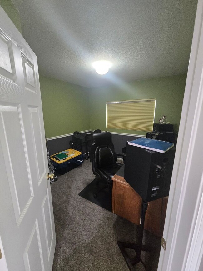 Building Photo - Updated 3BR Townhouse with Garage Availabl...
