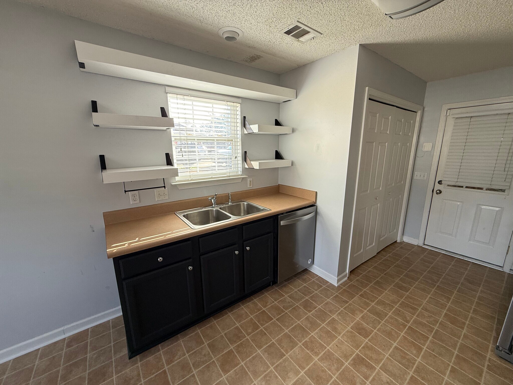 Building Photo - 100 Englewood Ct