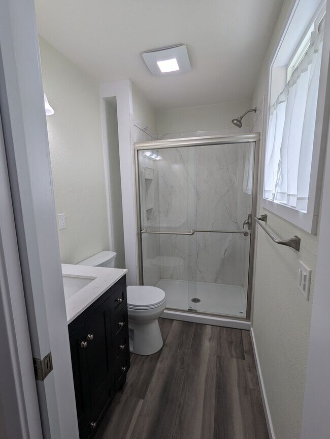 Building Photo - Very nice 3 bd 2 bath