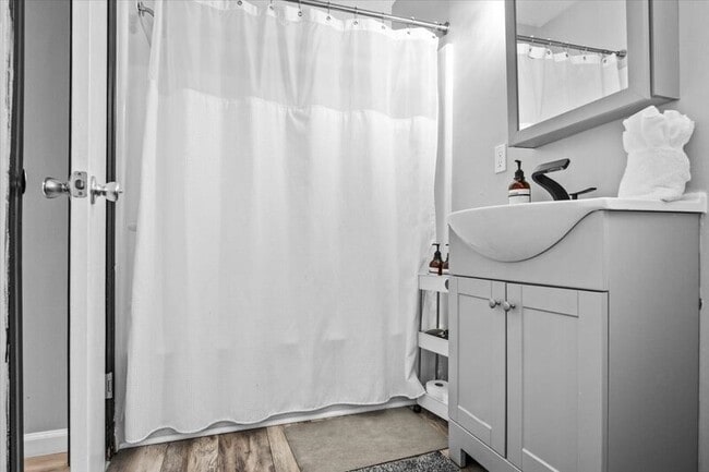 Building Photo - 1150 Country Club Dr