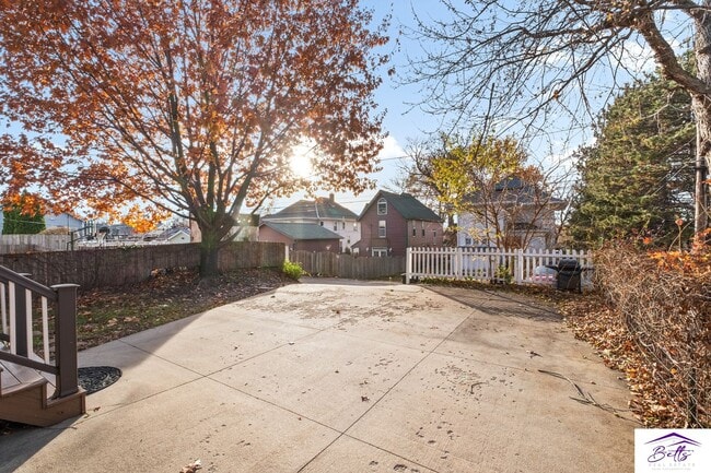 Building Photo - 350 N 41st St