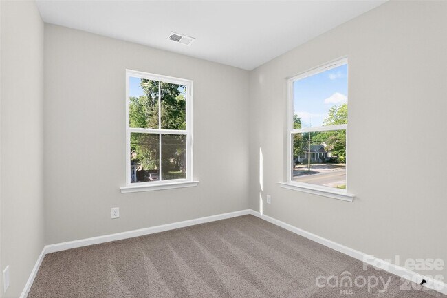 Building Photo - 337 N Hoskins Rd