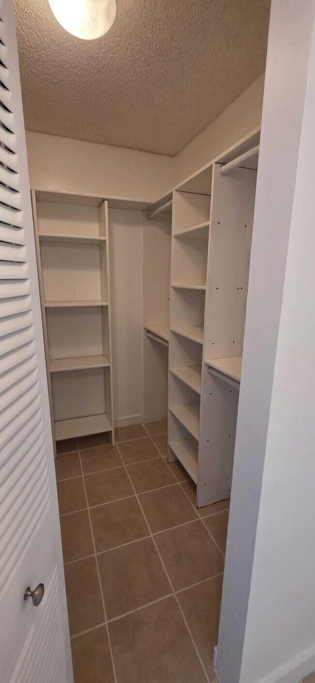 Building Photo - 711 N Pine Island Rd