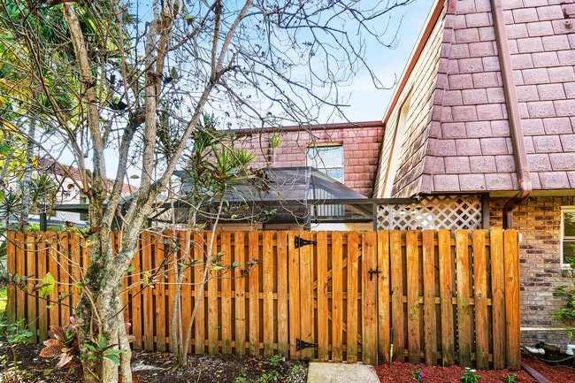 Building Photo - 7536 Courtyard Run E