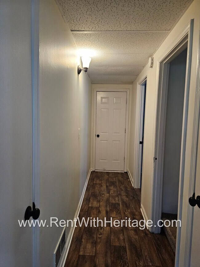 Building Photo - Amazing 4 Bedroom/ 2 Bath Home / Bonus Roo...