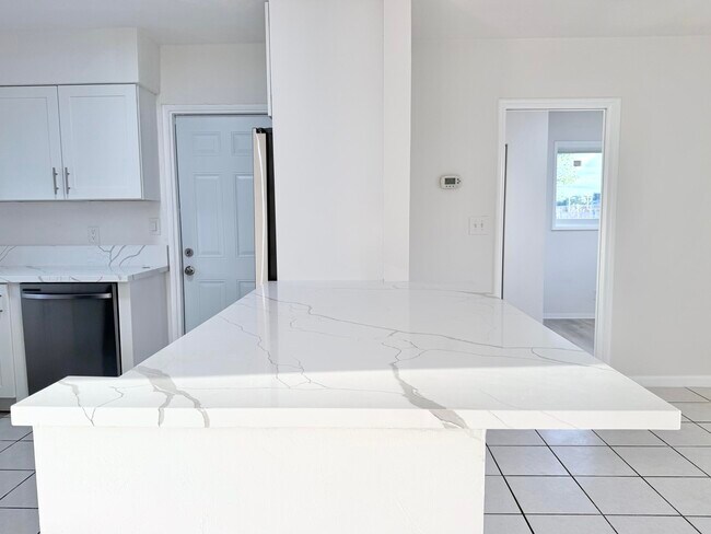 Building Photo - 231 NE 16th Ave