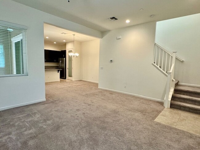 Building Photo - CLEAN 3 BED, 2.5 BATHS, 2 CAR GARAGE IN NO...