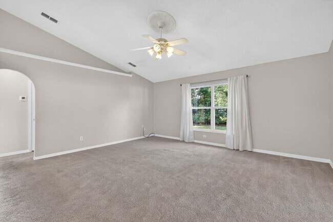 Building Photo - Available NOW - 3/2 Split Plan Home in Eustis with large Florida Rm!