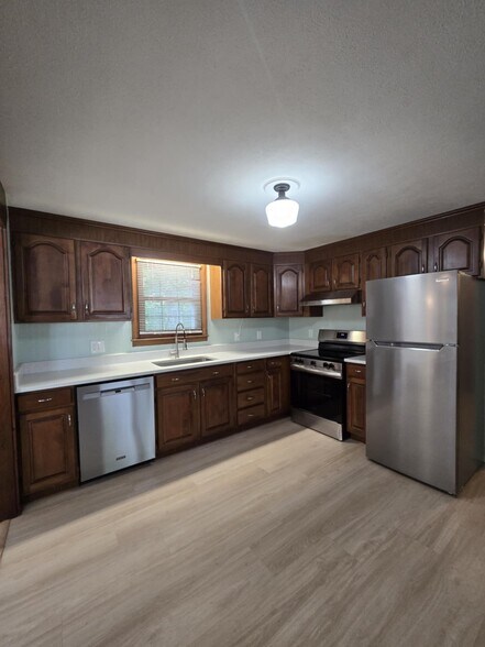 Kitchen - white quartz countertops & all stainless steel appliances - 1280 S Beech St