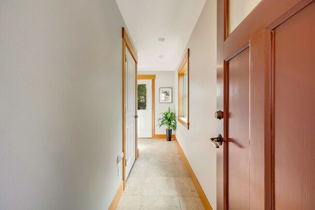 Building Photo - Queen Anne Townhouse