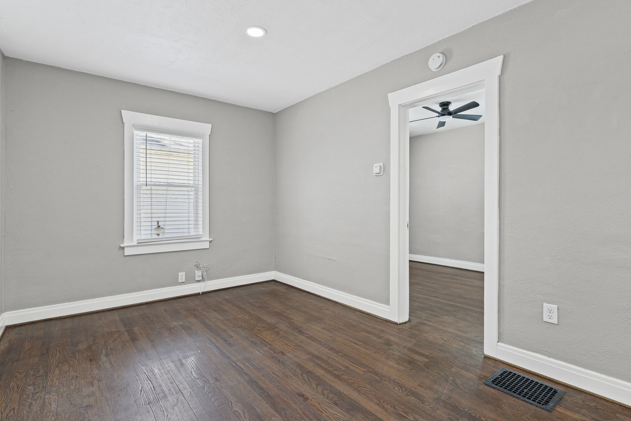 Building Photo - 810 W 77th St