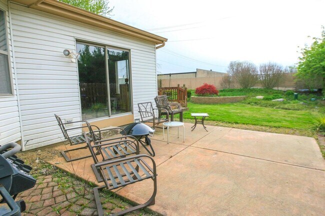 Building Photo - 1310 Abbeyhill Dr