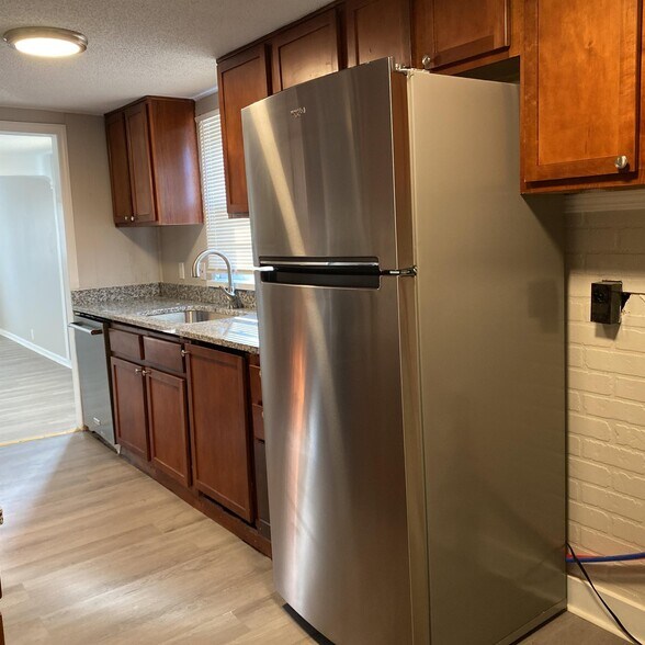 Building Photo - 332 N Cedar Ave