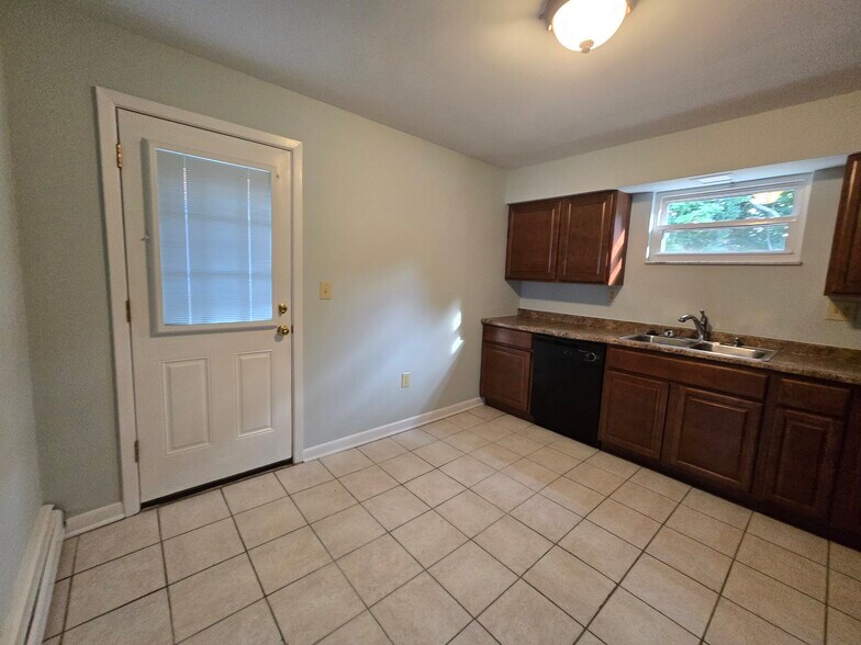 Kitchen - 512 Greenfield Ln