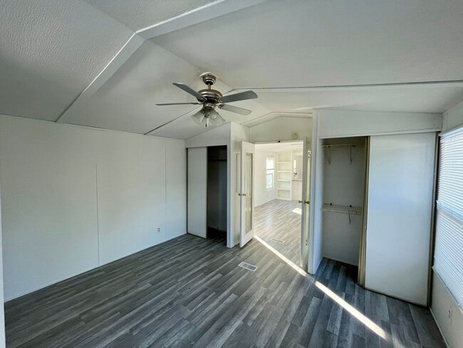 Building Photo - Modern 2 Bed 2 Bath Section 8