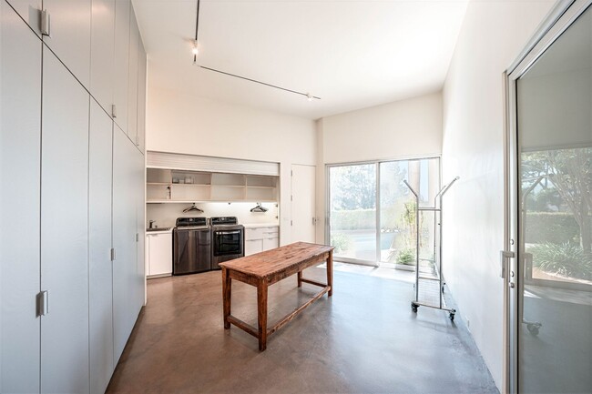 Building Photo - 10272 Overhill Dr