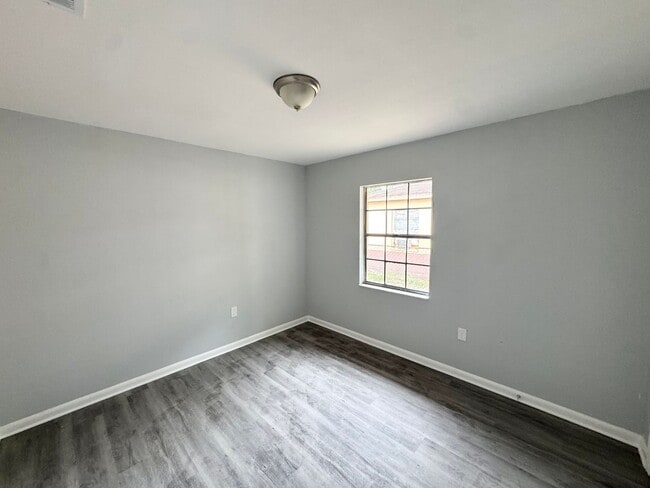 Building Photo - **Beautifully Updated (2BR/1BA) Lakeland Duplex**