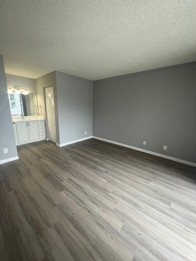 Building Photo - 714 Executive Center Dr