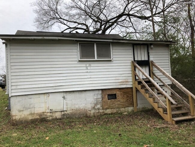 Building Photo - FEBRUARY MOVE SPECIAL! FIRST MONTH FREE!!