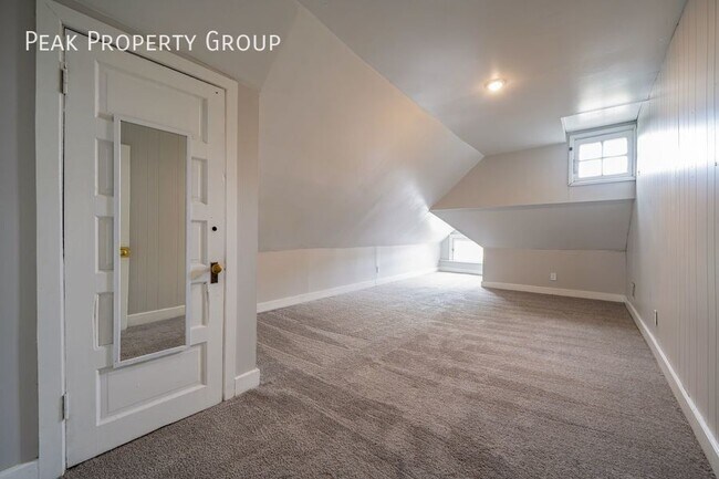 Building Photo - Available Now!! Located in Victorian Villa...