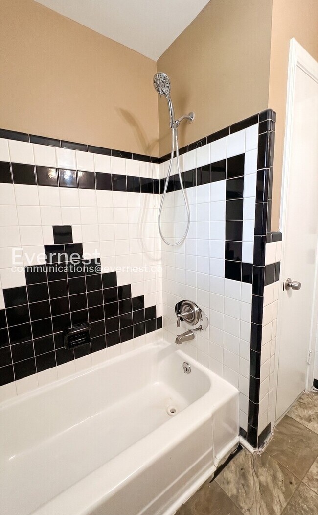 Building Photo - 4 Bed, 2 Bath Home with Fenced Yard / Available Now!