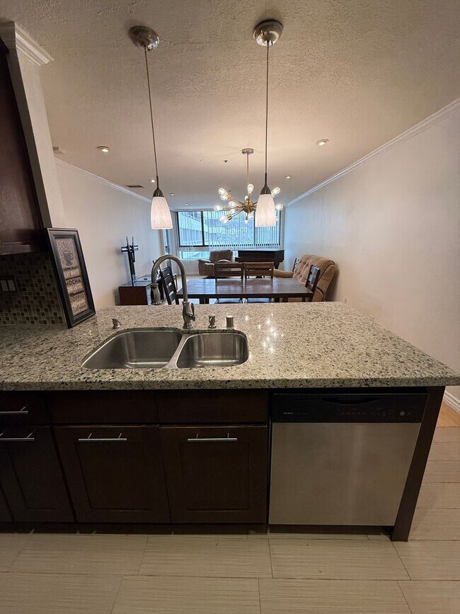 Building Photo - 2bed 2bath in Los Angeles