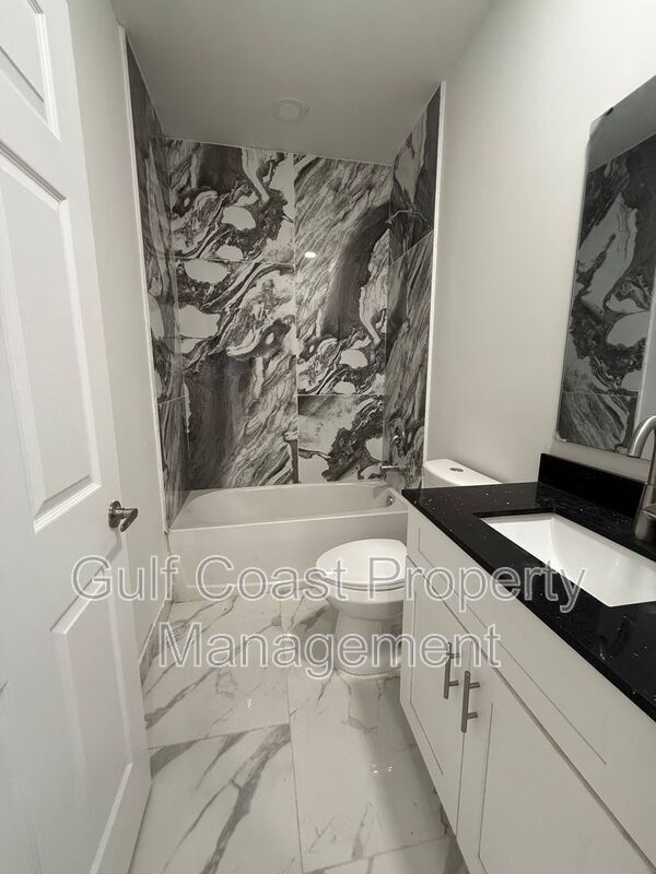 Building Photo - 1726 NE 13th St