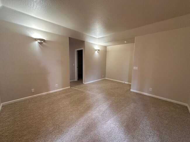 Building Photo - River Road Craftsman Style Home