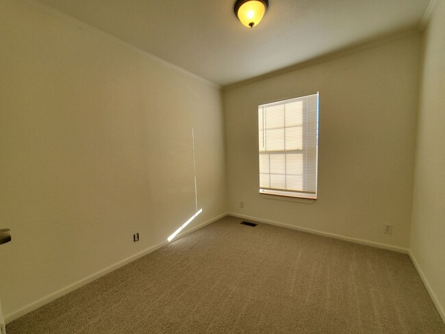 Building Photo - NICE, NEWER TOWNHOUSE!!! AVAILABLE NOW!!