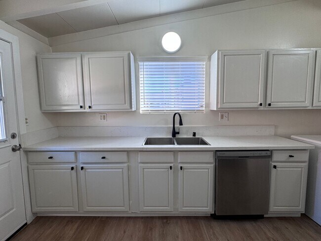 Building Photo - Remodeled 3 bedroom in Sylmar