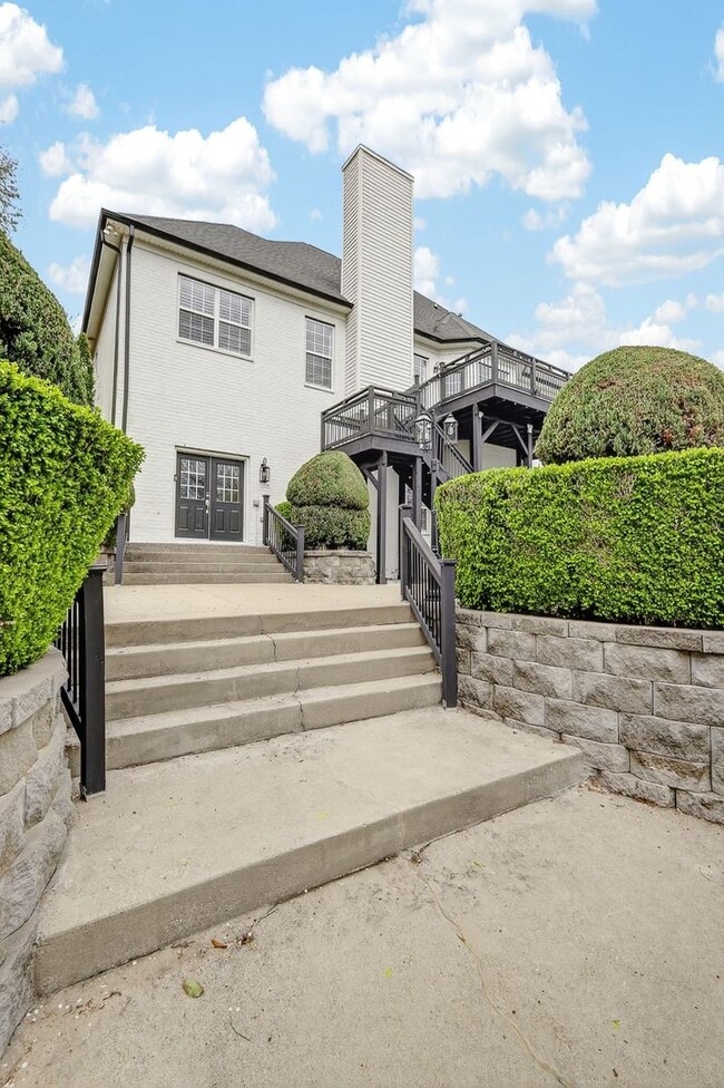 Building Photo - Beautiful 6BR Executive Brentwood Home with Pool