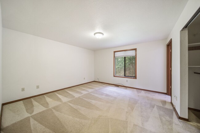 Building Photo - MOVE IN READY! Lake Forest home - 3 bedrooms - North Thurston School District