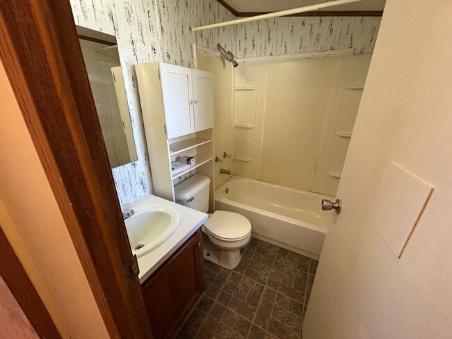 Building Photo - 3 Bed 2 Bath Updated Mobile Home w/ Fenced Yard & Many Amenities