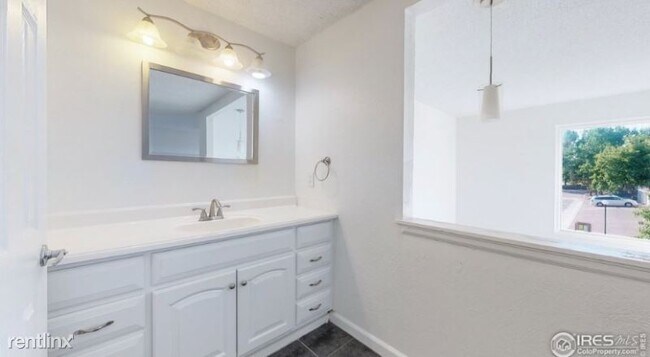 Building Photo - 4 br, 4 bath Townhome - 2814 S Kenton Ct