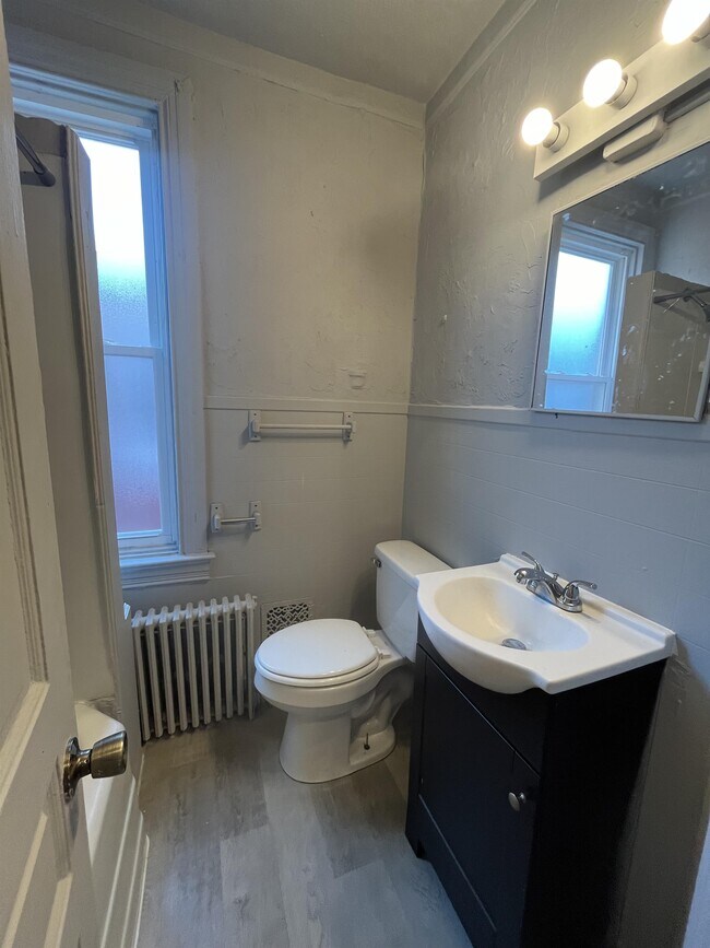 Building Photo - 714 W Poplar St