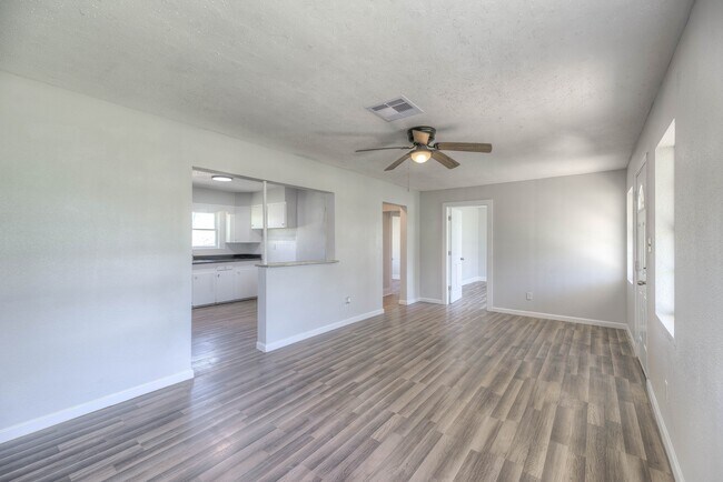 Building Photo - 615 E 1st St