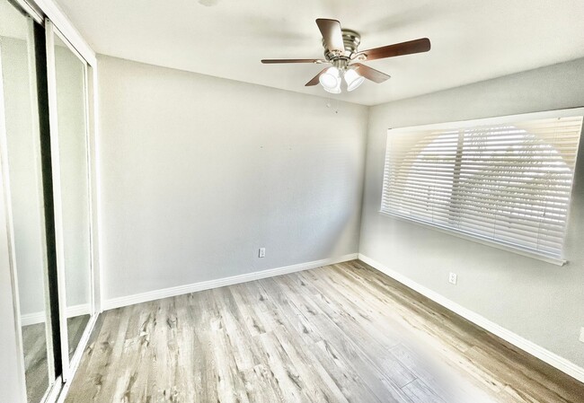 Building Photo - Charming 2 Bedroom 1.5 Bathroom Townhome w...