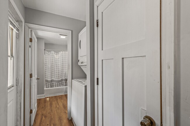 Building Photo - 921 20th Ave NE