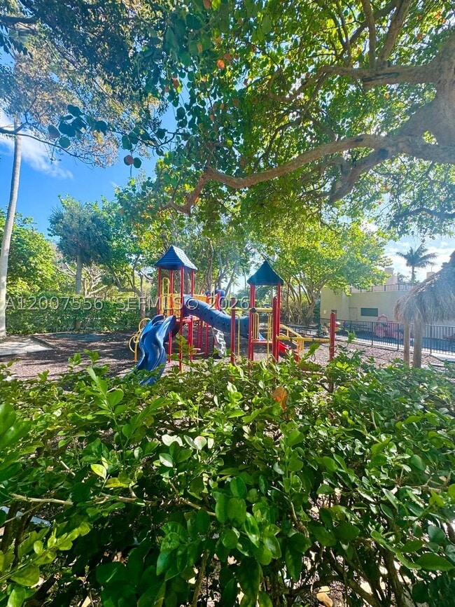 Building Photo - 276 Crandon Blvd