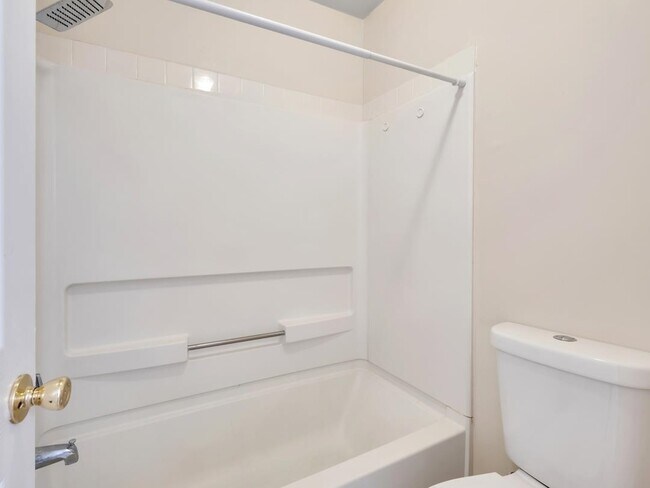 Building Photo - 2221 Timberwood Cir N