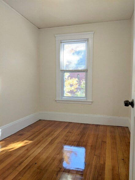 Building Photo - 14 Sanborn Ave