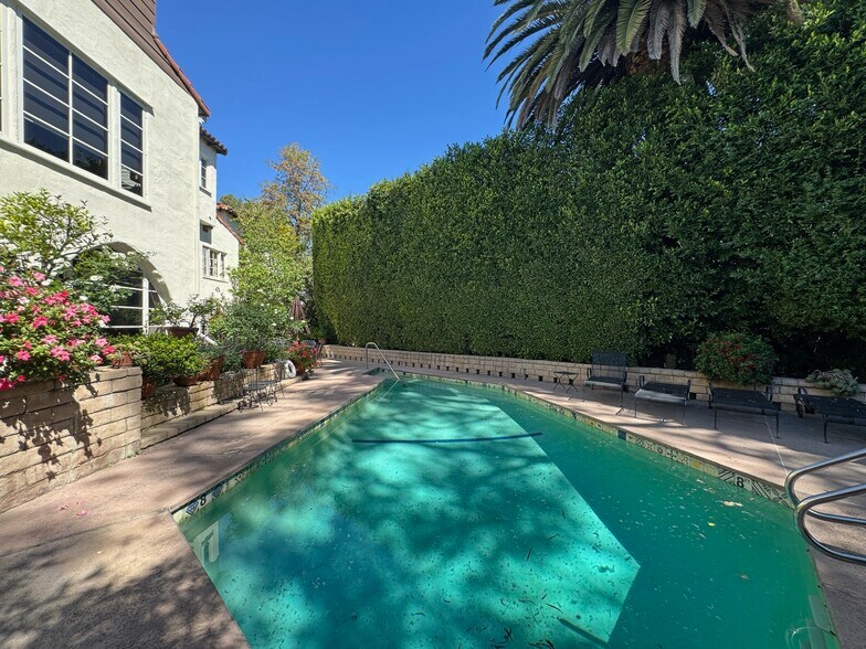 Building Photo - 10966 Strathmore Dr