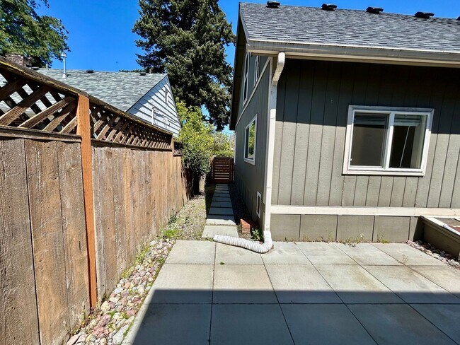 Building Photo - Charming 3-Bedroom Home in Prime Vancouver Location – Pet Friendly with Fenced Yard!