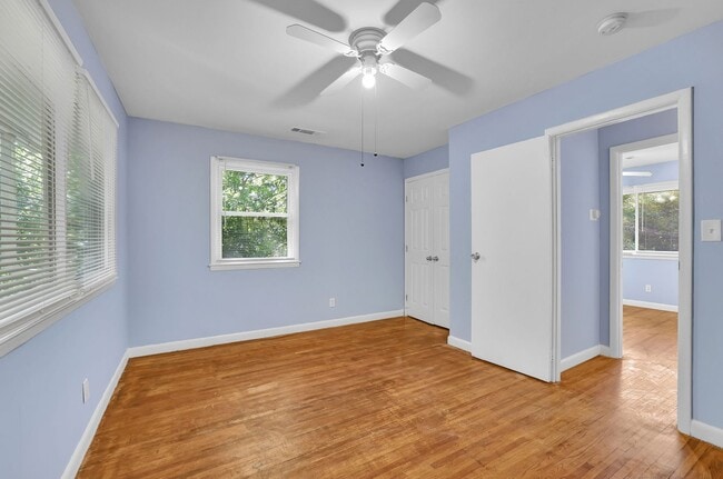 Building Photo - Beautiful, Newly Renovated 5 Bed 2 Bath si...