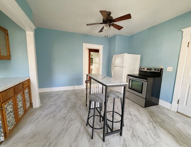 Building Photo - Charming 3-Bedroom Apartment in a Prime Location