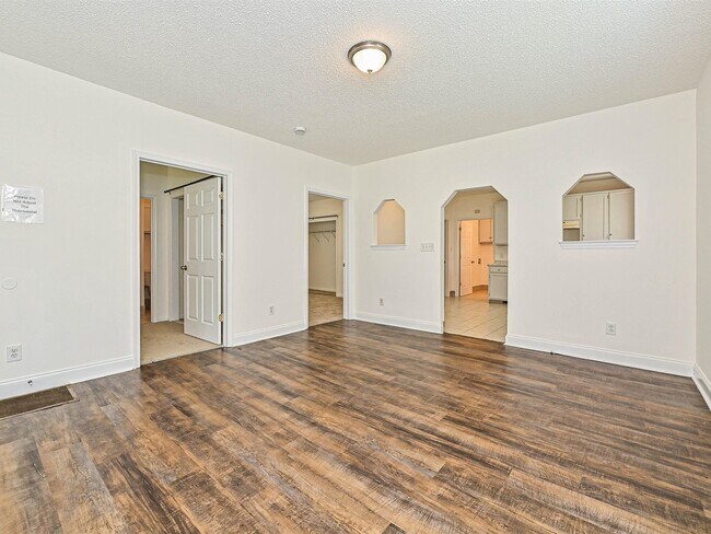 Building Photo - 610 N Pear St